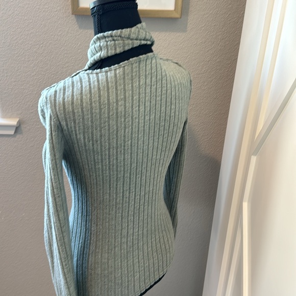 Lifhtweight Sweater - Picture 3 of 3